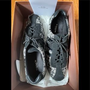 Coach remonna 6 cm sig c/ patent
Black white/ black
New
Fashion sneakers